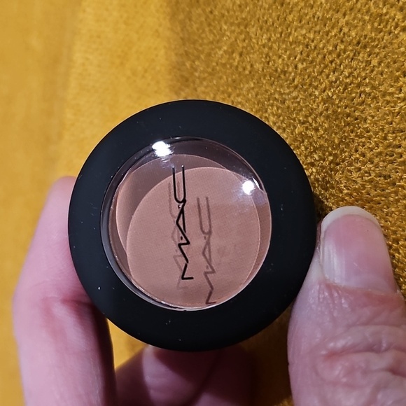 MAC POWDER KISS EYESHADOW- MY TWEEDY - Picture 4 of 6